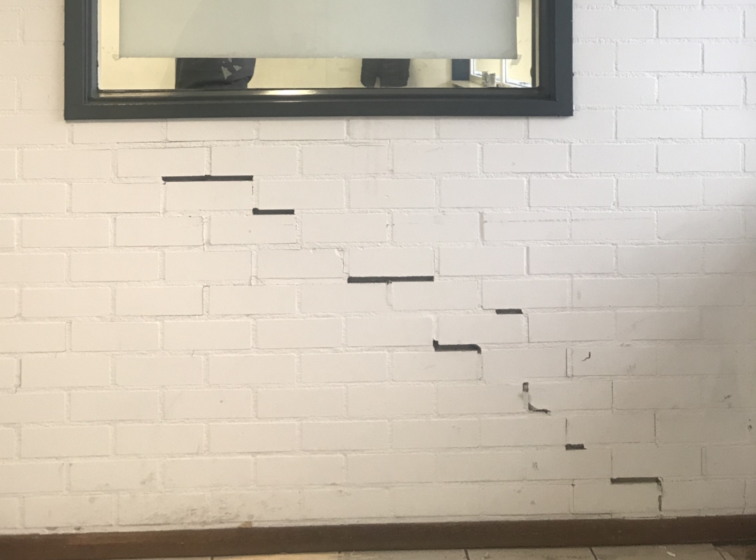 scheuren in de muur